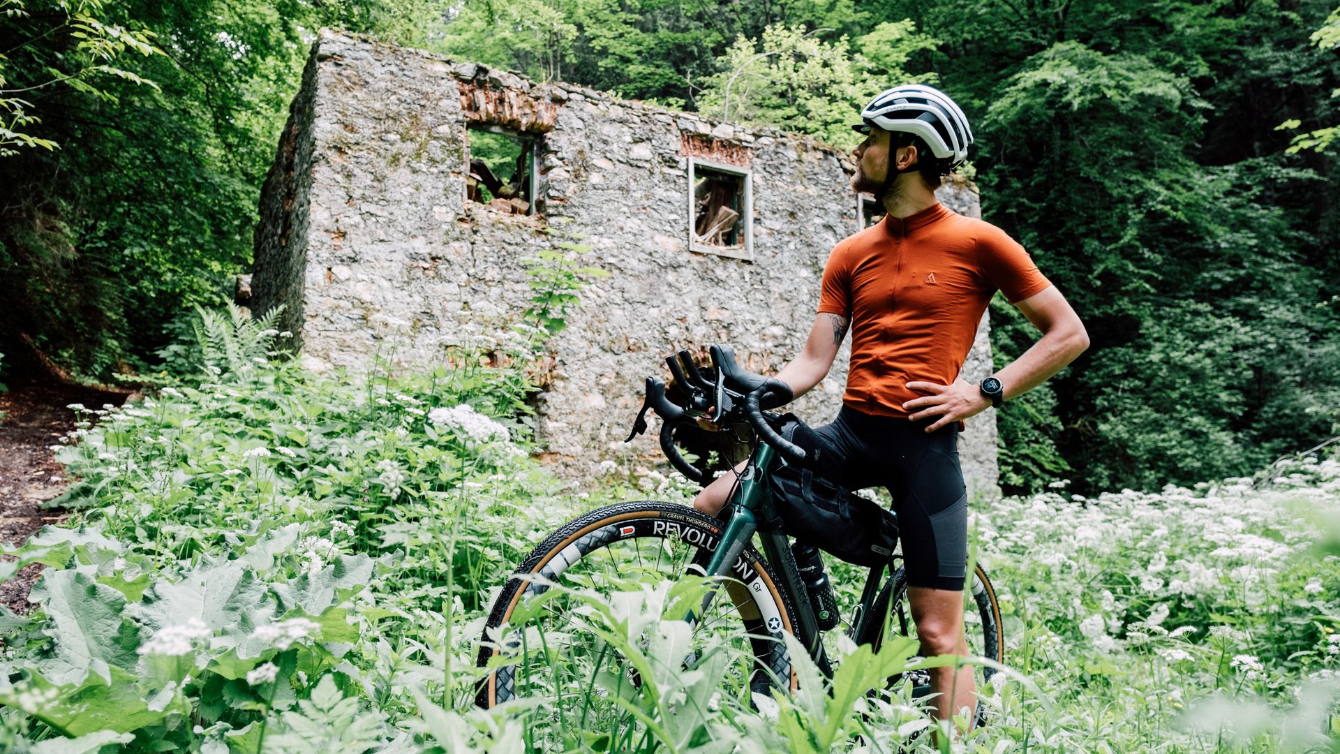 Gravel-Wundertüte Wörthersee © Region Wörthersee Rosental Tourismus GmbH - Chris Perkles Radfahrer vor einer alten Ruine im dichten Grünen
