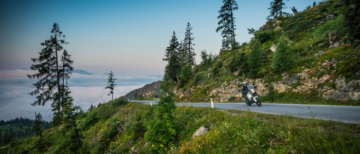 Obersteiermark – Ausseerland – Salzkammergut © Moppetfoto.de Motorradfahrer auf Bergstraße mit Blick auf Nebel und Bäume