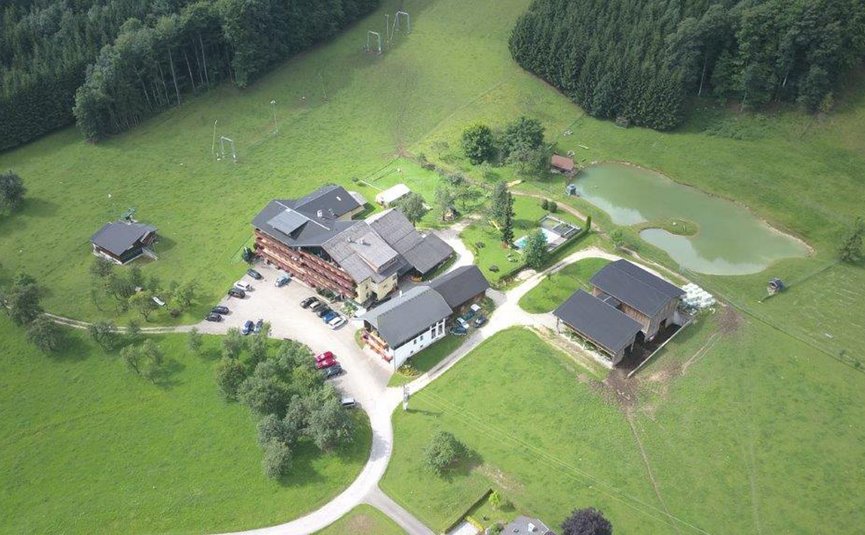 Gast-Hof-Laden Schneeweiss *** © Gast-Hof-Laden Schneeweiss Luftaufnahme eines kleinen Bauernhofs mit Gebäuden, Teich und grünen Wiesen