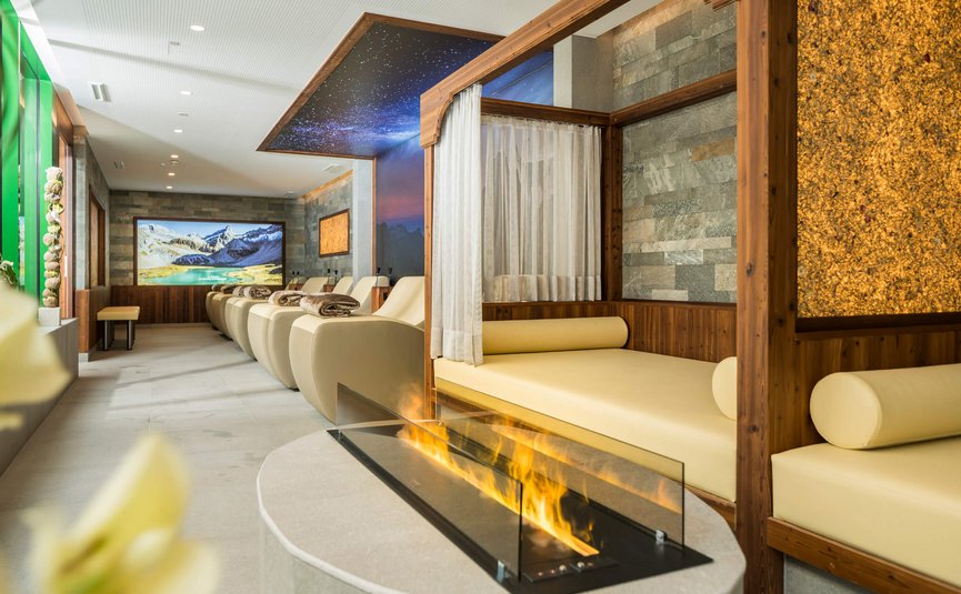 Hotel Jägerhof **** © Florian Scherl Moderner Ruheraum mit Liegen, Kamin und Bergpanorama-Bild
