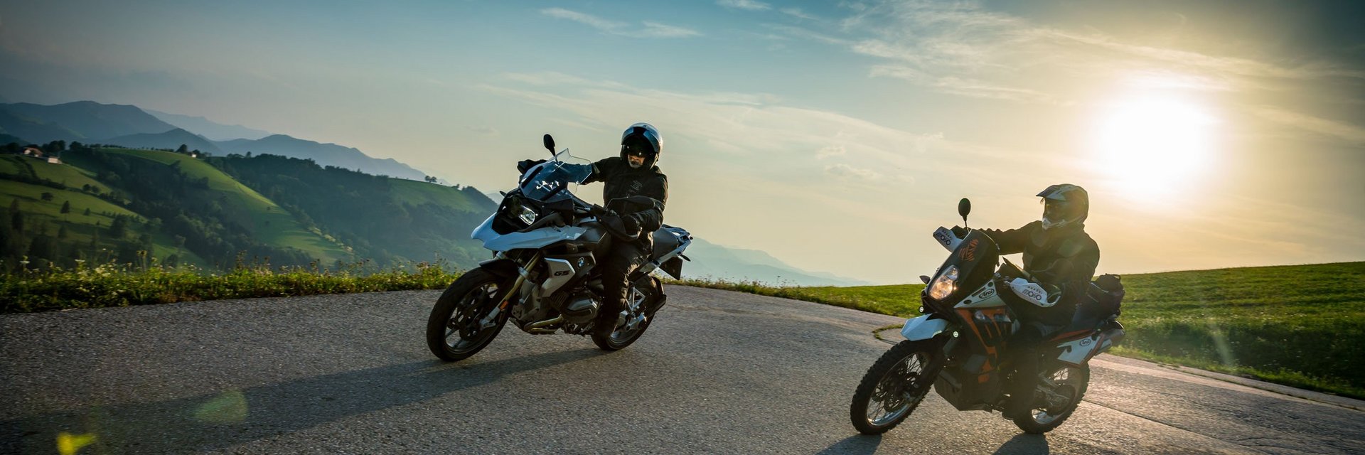 Mühlviertel © Moppetfoto.de Zwei Motorradfahrer auf einem kurvigen Bergweg bei Sonnenuntergang
