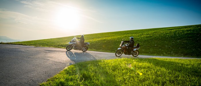 Mühlviertel © Moppetfoto.de Zwei Motorradfahrer auf Landstraße bei sonnigem Wetter und grünen Hügeln