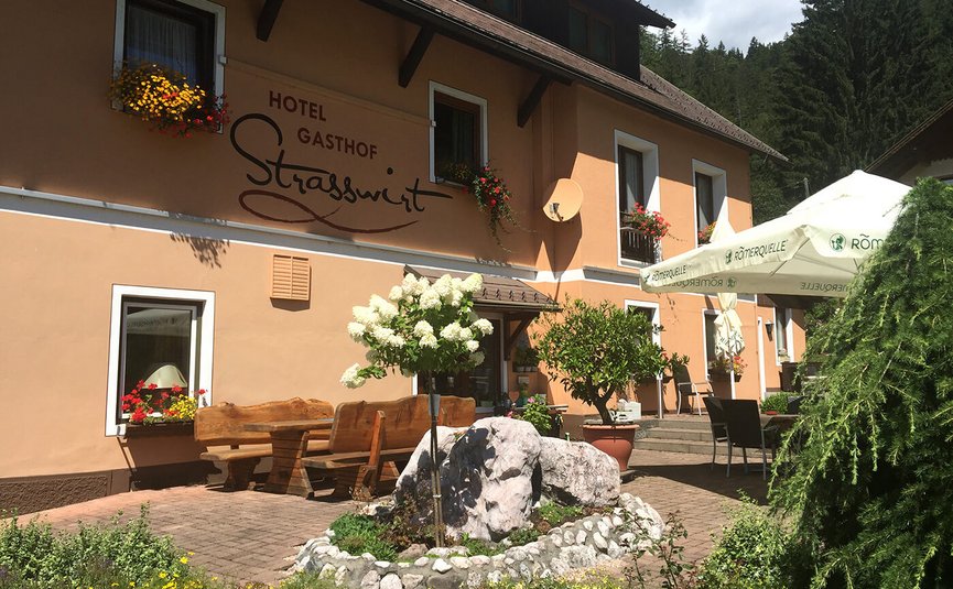 Außenansicht Hotel Gasthof Strasswirt mit Sitzbereich und Blumendekoration