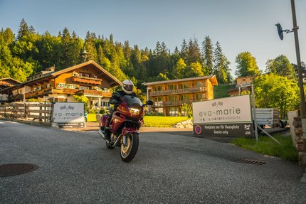 Ski- & Motorradhotel Eva-Marie © Moppetfoto.de Motorradfahrer vor Eingang des Hotels Eva-Marie und Motorradhotel