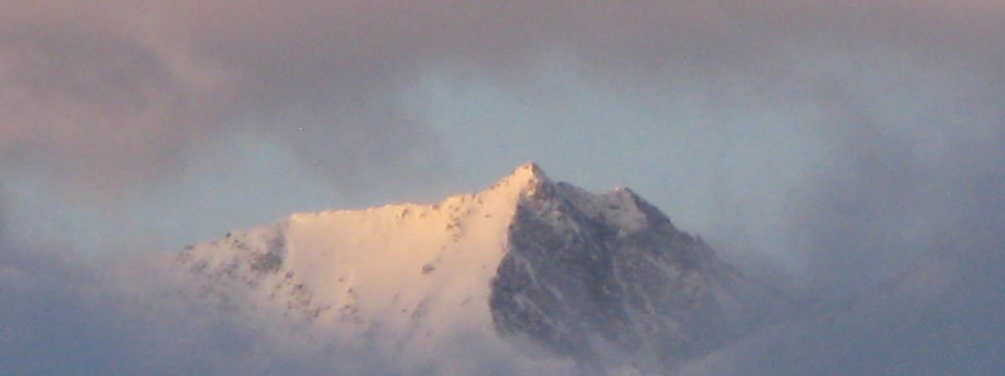 Weihnachtspauschale  7 Nächte Mit Schnee bedeckter Berggipfel im Morgennebel