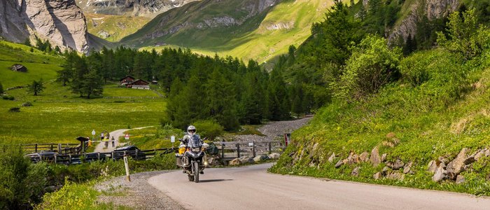 Mölltal – Großglockner – Nockalm © Alexander Seger Motorradfahrer auf Bergstraße mit schneebedeckten Alpen und grüner Landschaft