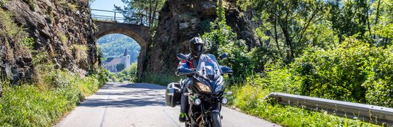 Motorradurlaub im Waldviertel © Alexander Seger Motorradfahrer fährt auf einer Straße durch eine felsige Landschaft mit Brücke