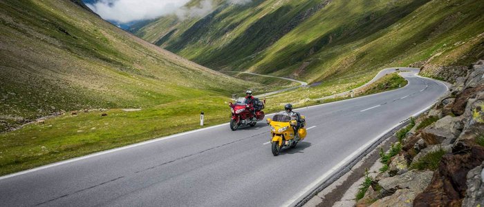Hotel Jägerhof **** © Moppetfoto.de Zwei Motorräder fahren auf einer Bergstraße mit grünen Hügeln und Wolken