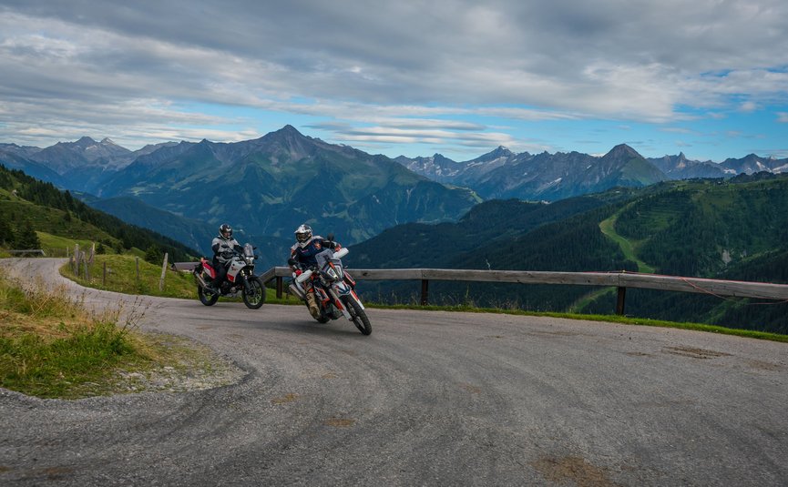 Motorradurlaub im Zillertal – Gerlos Alpenstraße © Moppetfoto.de Zwei Motorradfahrer fahren auf Bergstraße mit Alpen im Hintergrund