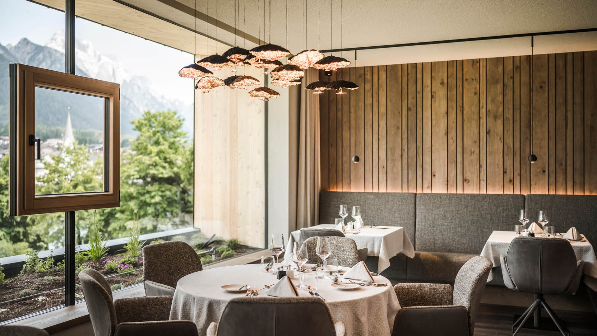 Prädikat: Außergewöhnlich © Hannes Niederkofler Elegantes Restaurant mit Bergblick und modernem Holzdesign