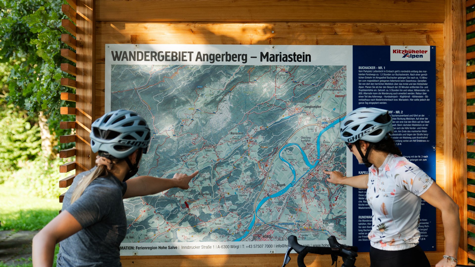 Gravel-Geheimtipp Hohe Salve © Ringler Zwei Radfahrerinnen betrachten eine Wanderkarte im Gebiet Angerberg – Mariastein