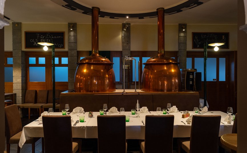 Gedeckter Tisch vor Kupferbrauwerk in Restaurant