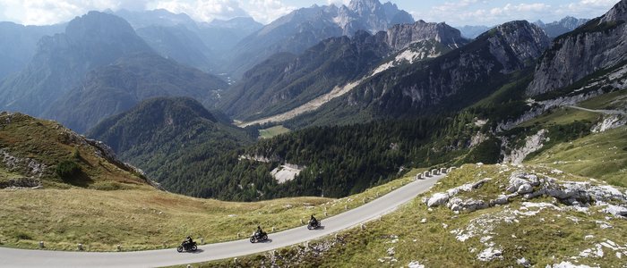 Südkärnten – Karawanken – Slowenien © Jörg Künstle Drei Motorräder fahren eine kurvige Bergstraße in den Alpen entlang