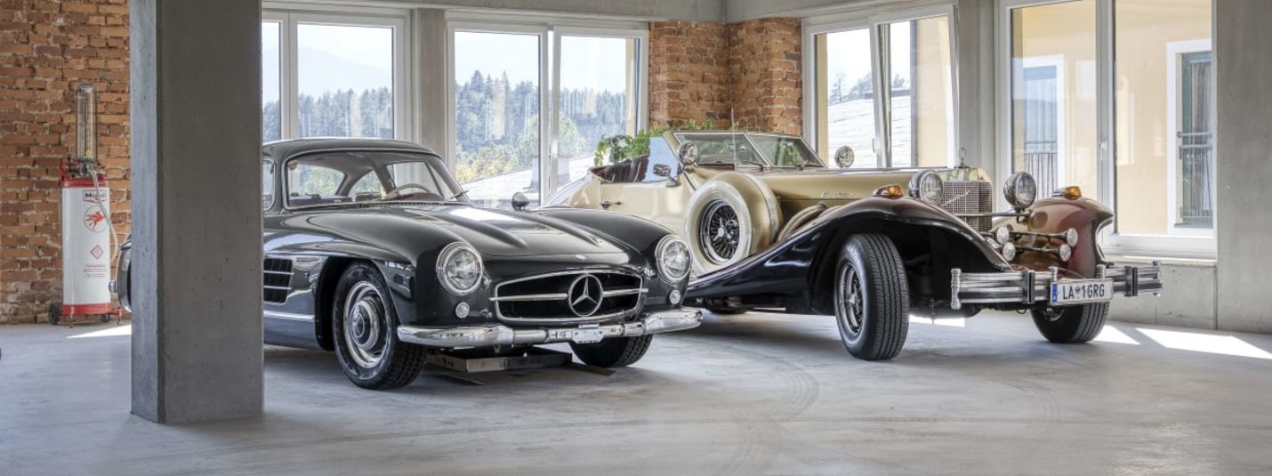 Oldtimer-Midweek Zwei klassische Mercedes-Benz Oldtimer in einer modernen Garage