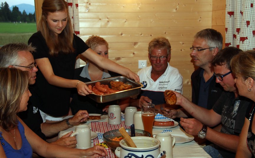 Hotel Bergblick © Hotel Bergblick Gruppe isst zusammen Würste und Fleisch in einer Berghütte