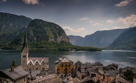 Motorradurlaub in der Steiermark © Moppetfoto.de Blick auf Hallstatt mit Kirche, See und Bergen