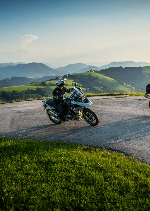 Motorradurlaub © Moppetfoto.de Zwei Motorradfahrer auf kurviger Bergstraße bei sonnigem Wetter