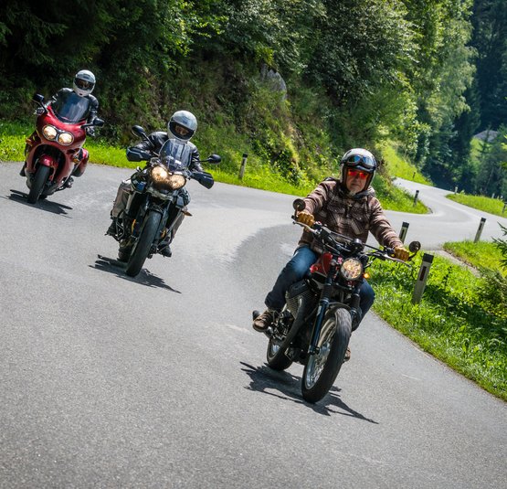 Motorradurlaub in Niederösterreich © Moppetfoto.de Drei Motorräder fahren auf einer kurvigen Bergstraße durch Wald