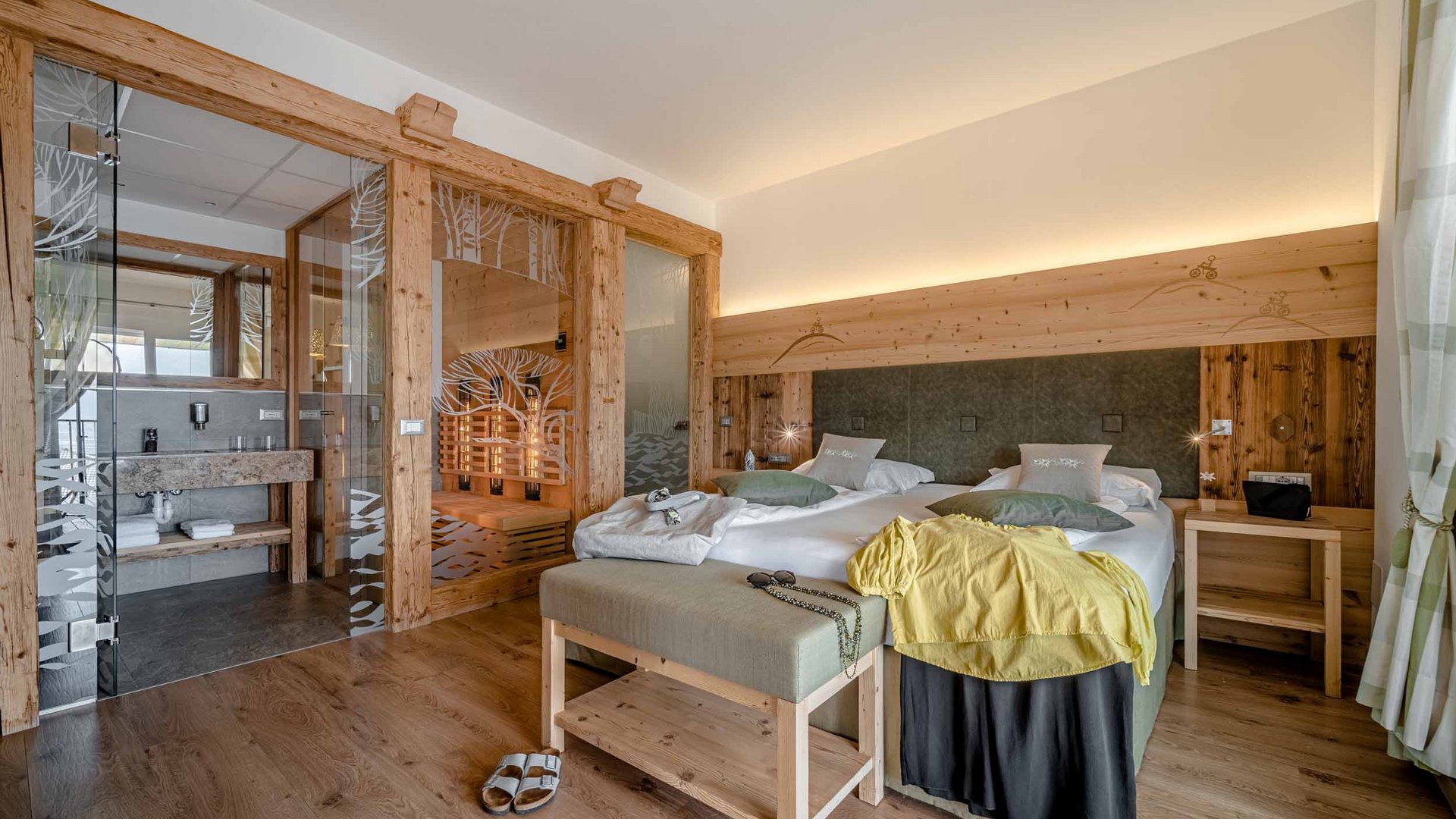 So geht Gravelbike-Urlaub im Hotel Cristallo
 © Andrea Acler Gemütliches Hotelzimmer mit Holzakzenten, Doppelbett und privater Sauna