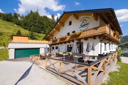 Hotel und Restaurant Ledereer mit Terrasse und Bergblick an sonnigem Tag
