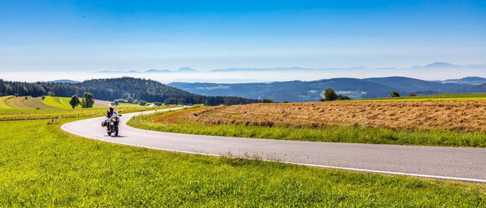 Waldviertel © Alexander Seger Motorradfahrer auf kurviger Landstraße bei sonnigem Wetter