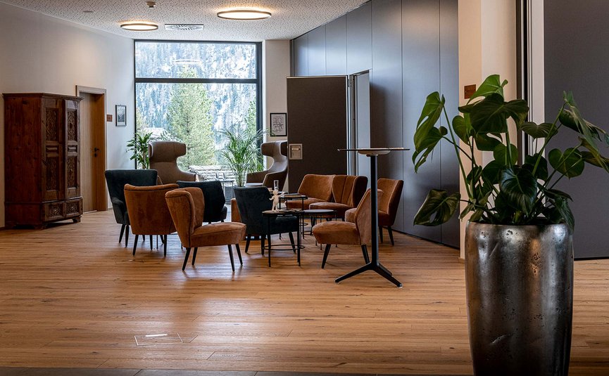 DAS UNTERRAIN lifestyle hotel **** © Charme Hotels Osttirol GmbH Gemütliche Lounge mit Stühlen, Tischen und Pflanzen vor großem Fenster