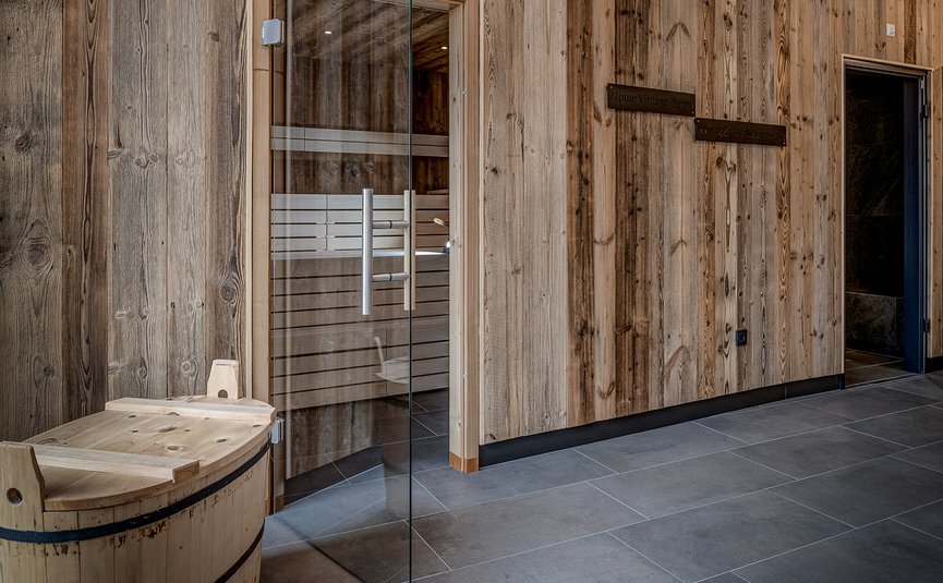 DAS UNTERRAIN lifestyle hotel **** © Armin Kleinlercher Moderner Saunaraum mit Holzwänden und Glas-Tür