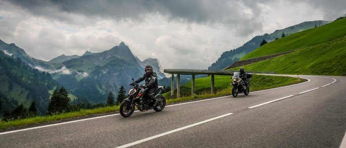 Lechtal – Hahntennjoch © Moppetfoto.de Zwei Motorräder auf bergiger Straße unter bewölktem Himmel