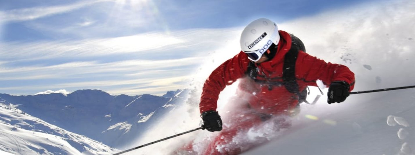Ski und Spaß im Zillertal 7=6 Skifahrer in roter Jacke fährt schnell im Pulverschnee in den Bergen