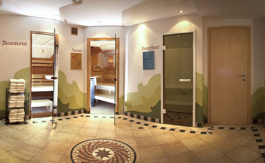Eingang zur Bio-Sauna, Sauna und Dampfbad mit Handtüchern