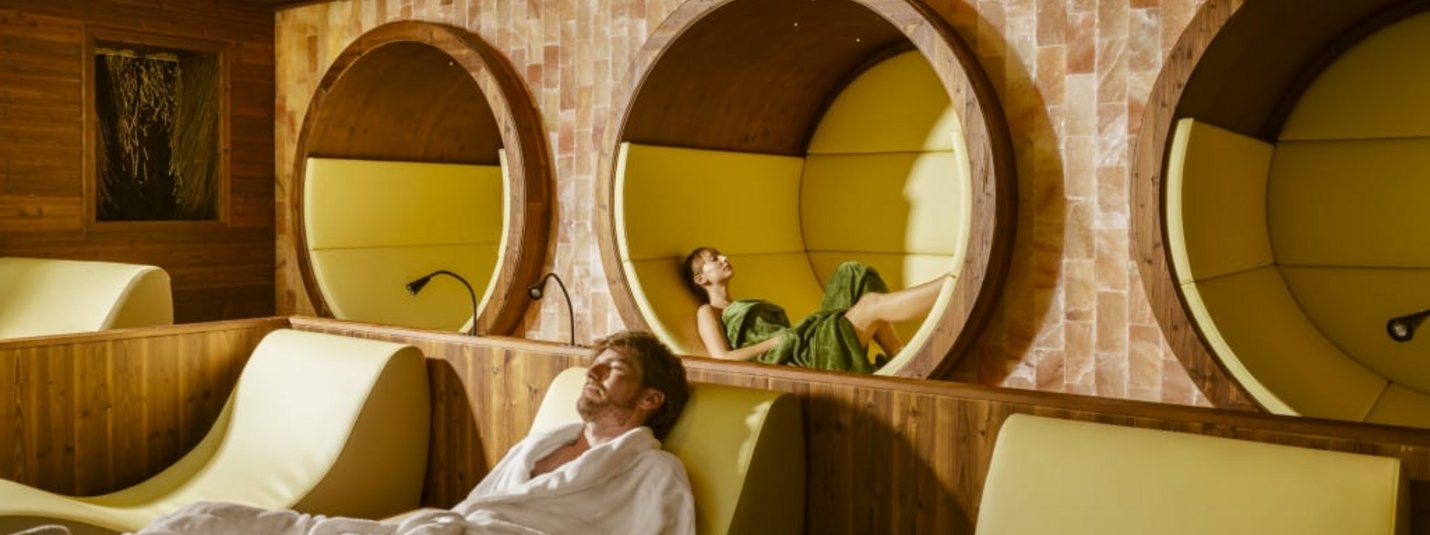 Jägerhof Beautytage – im Revier der Möglichkeiten Personen entspannen in modernen Spa-Liegen in ruhigem Wellnessraum