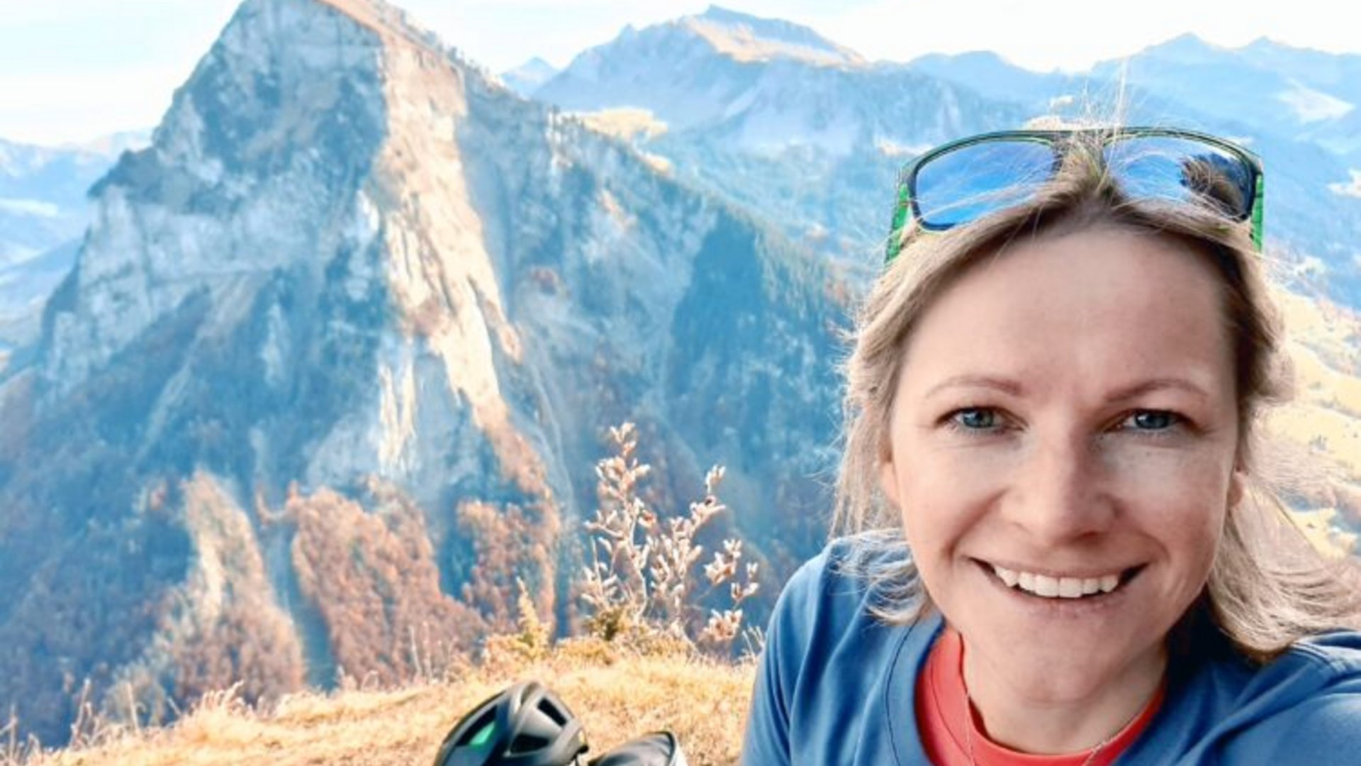 Michaela Simma Hotel Rössle © Hotel Rössle GmbH - Michaela Simma Hotel Rössle Frau macht Selfie auf Berggipfel mit Helm und Sonnenbrille