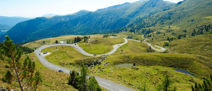 Mölltal – Großglockner – Nockalm © Land Kärnten - Großglockner Hochalpenstraßen AG Serpentinenstraße in den grünen Bergen bei klarem Himmel