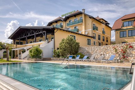 Hotel Marienhof – mein Refugium © Bianca Wagner Hotel Marienhof mit Außenpool und Liegestühlen bei sonnigem Wetter