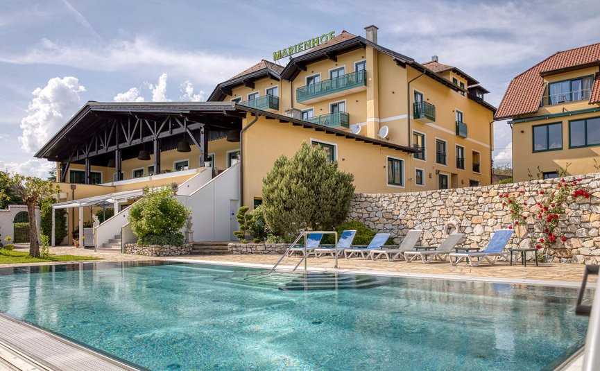 Hotel Marienhof – mein Refugium **** © Bianca Wagner Hotel Marienhof mit Außenpool und Liegestühlen bei sonnigem Wetter