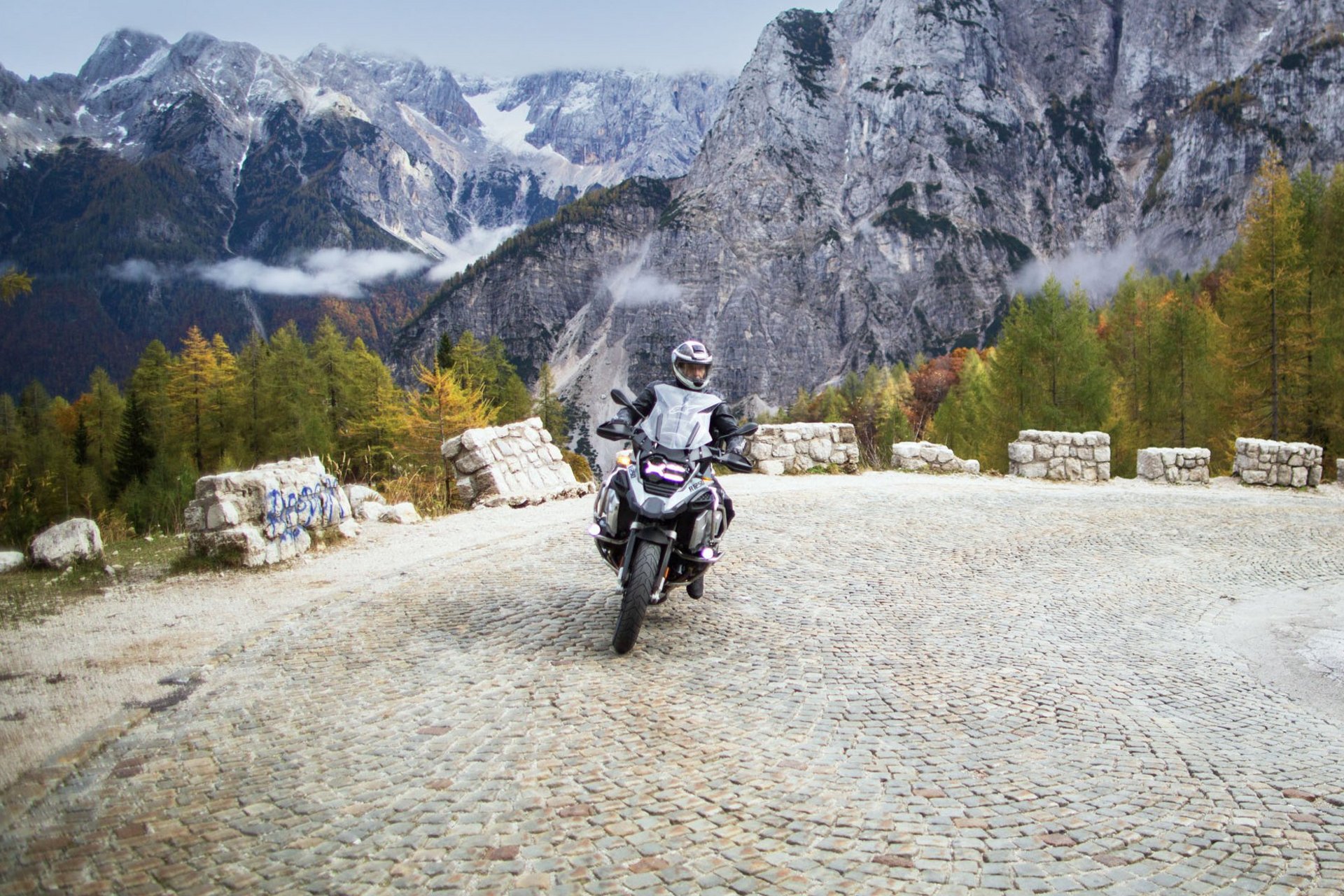 Motorradurlaub © Hotel Grof Motorradfahrer auf steiniger Bergstraße mit hohen Felsen und Bäumen