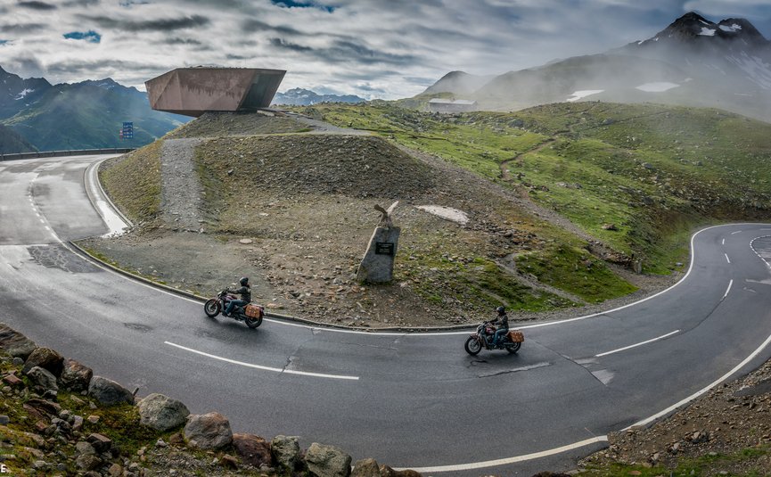 Motorradurlaub im Ötztal – Timmelsjoch © Moppetfoto.de Kurvenreiche Bergstraße mit zwei Motorradfahrern und Aussichtspunkt im Nebel