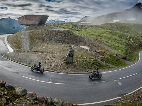 Ötztal – Timmelsjoch © Moppetfoto.de Kurvenreiche Bergstraße mit zwei Motorradfahrern und Aussichtspunkt im Nebel