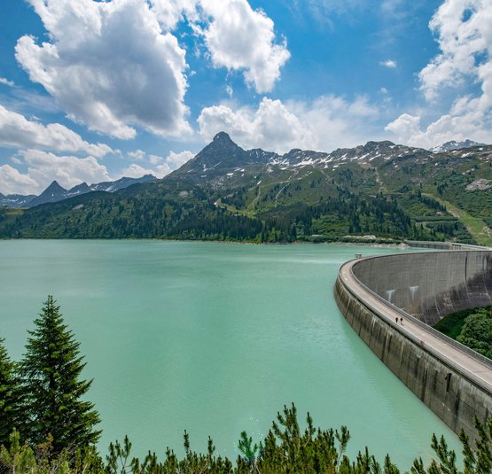Motorradurlaub im Paznaun – Silvretta © Golm Silvretta Luenersee Tourismus GmbH - Patrick Saely Stausee mit Bergkulisse und Staumauer unter blauem Himmel mit Wolken