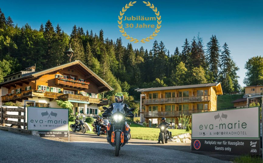 30 Jahre Jubiläums Bike Wochen Motorradfahrer vor Hotel Eva-Marie im Wald mit Jubiläum 30 Jahre