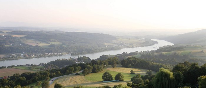 Motorradurlaub in Niederösterreich © Hotel Rose Landschaft mit Fluss, Hügeln und Feldern bei Sonnenuntergang