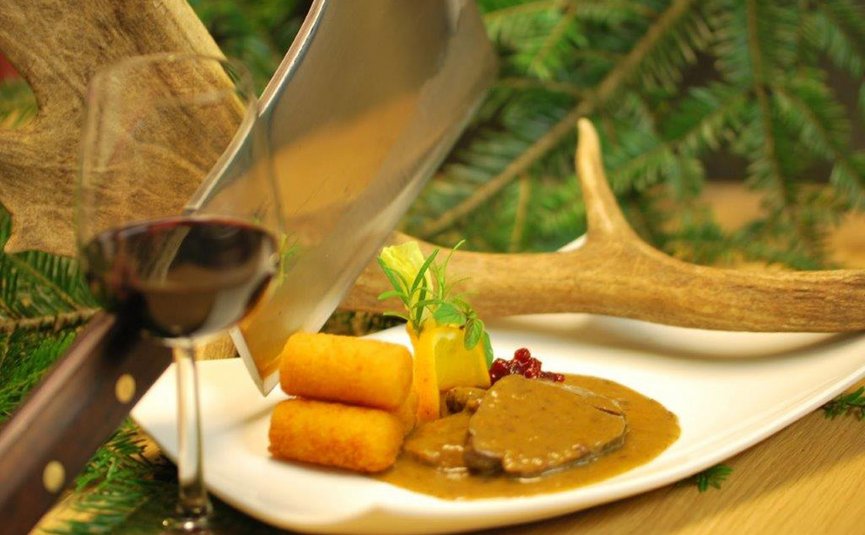 Gast-Hof-Laden Schneeweiss *** © Gast-Hof-Laden Schneeweiss Wildgericht mit Sauce, Kroketten und Rotwein im Jagdstil serviert