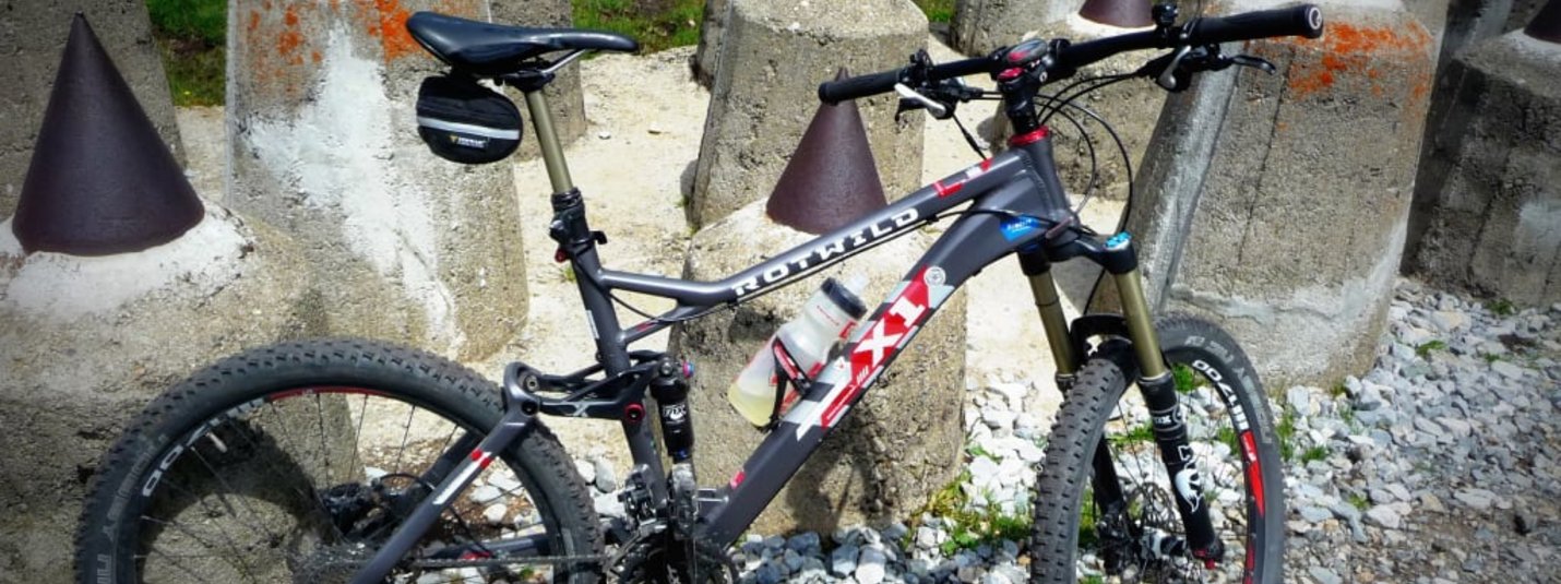 Trail Days Mountainbike vor Betonpfeilern mit Spitzen im Freien