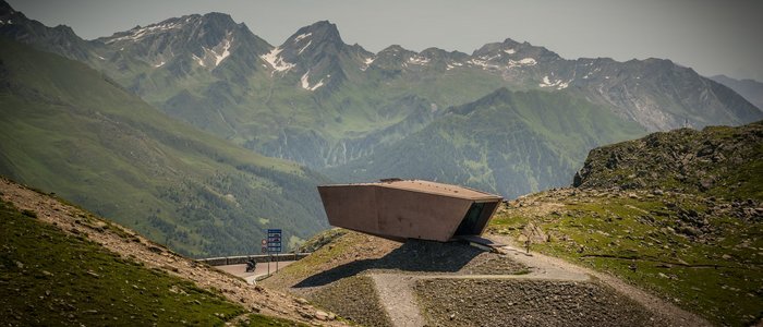 Alpenhotel Laurin ***S © Moppetfoto.de Moderne Aussichtsplattform in den Alpen mit Bergpanorama