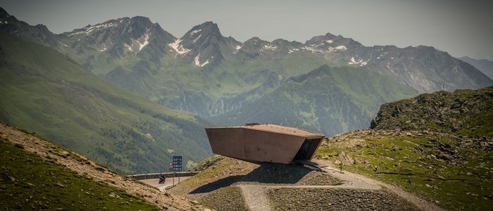 Ötztal – Timmelsjoch © Moppetfoto.de Moderne Aussichtsplattform in den Alpen mit Bergpanorama