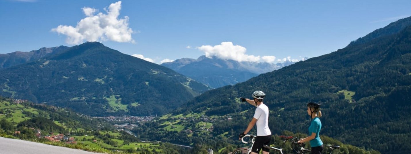 Rein in die Pedale - 7 Nächte Zwei Radfahrer genießen die Berglandschaft und eine sonnige Aussicht