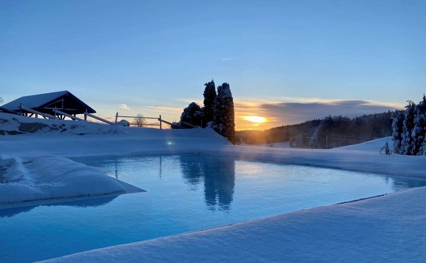 Hot Deal 5= 4 Winterlandschaft mit schneebedecktem Pool bei Sonnenuntergang