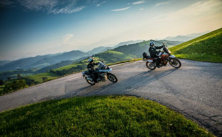Goldener Herbst auf der Mühl4tler Alm Zwei Motorradfahrer auf kurviger Bergstraße bei sonnigem Wetter