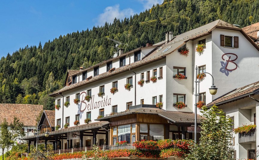 Hotel Ristorante Bellavista *** © Hotel Ristorante Bellavista Hotel Bellavista mit Blumen und Bergen im Hintergrund