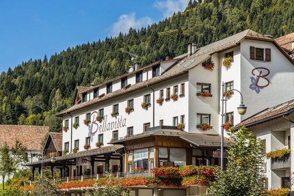 Hotel Bellavista mit Blumen und Bergen im Hintergrund